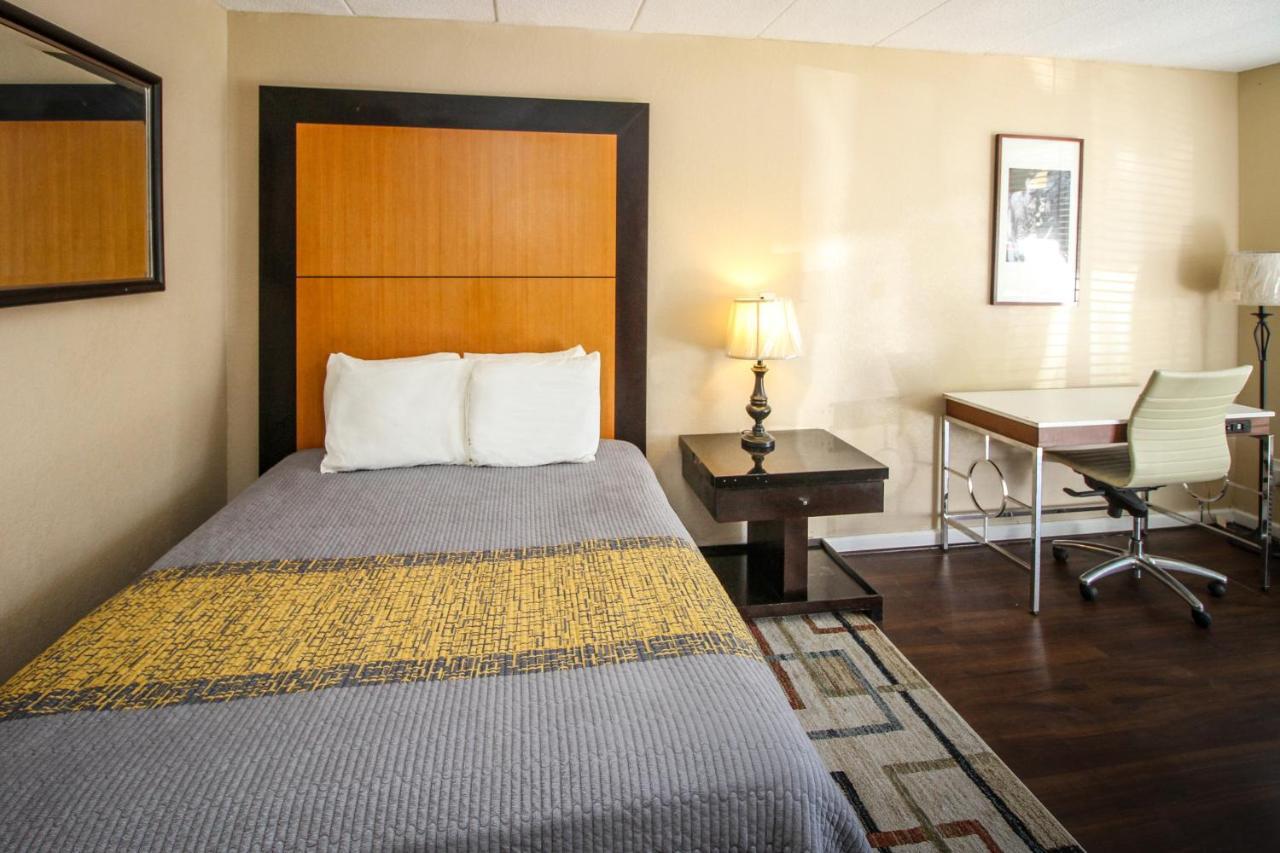 Apm Inn And Suites Уинчестер Экстерьер фото